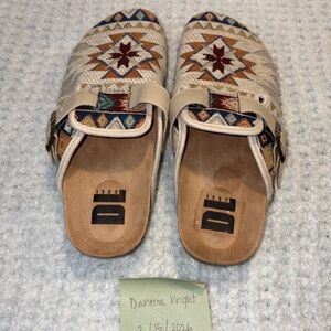 Delicious Women's Geometric Patterned Mules